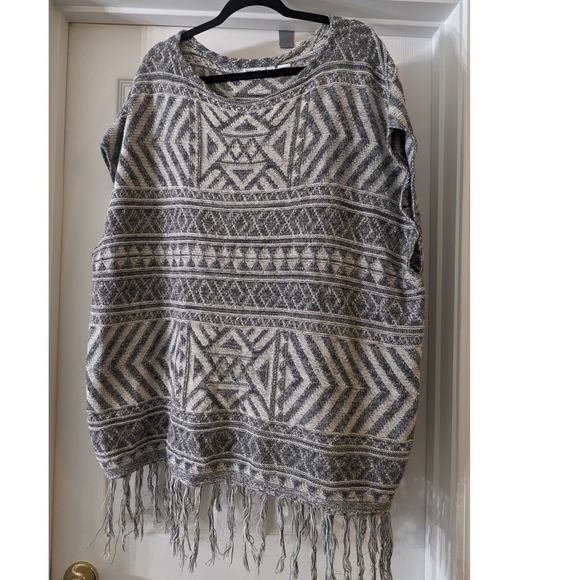 eight eight eight Sweaters - Eight‎ Eight Eight Geometric Pattern Knit Poncho Tassel Fringe Gray Women's M
